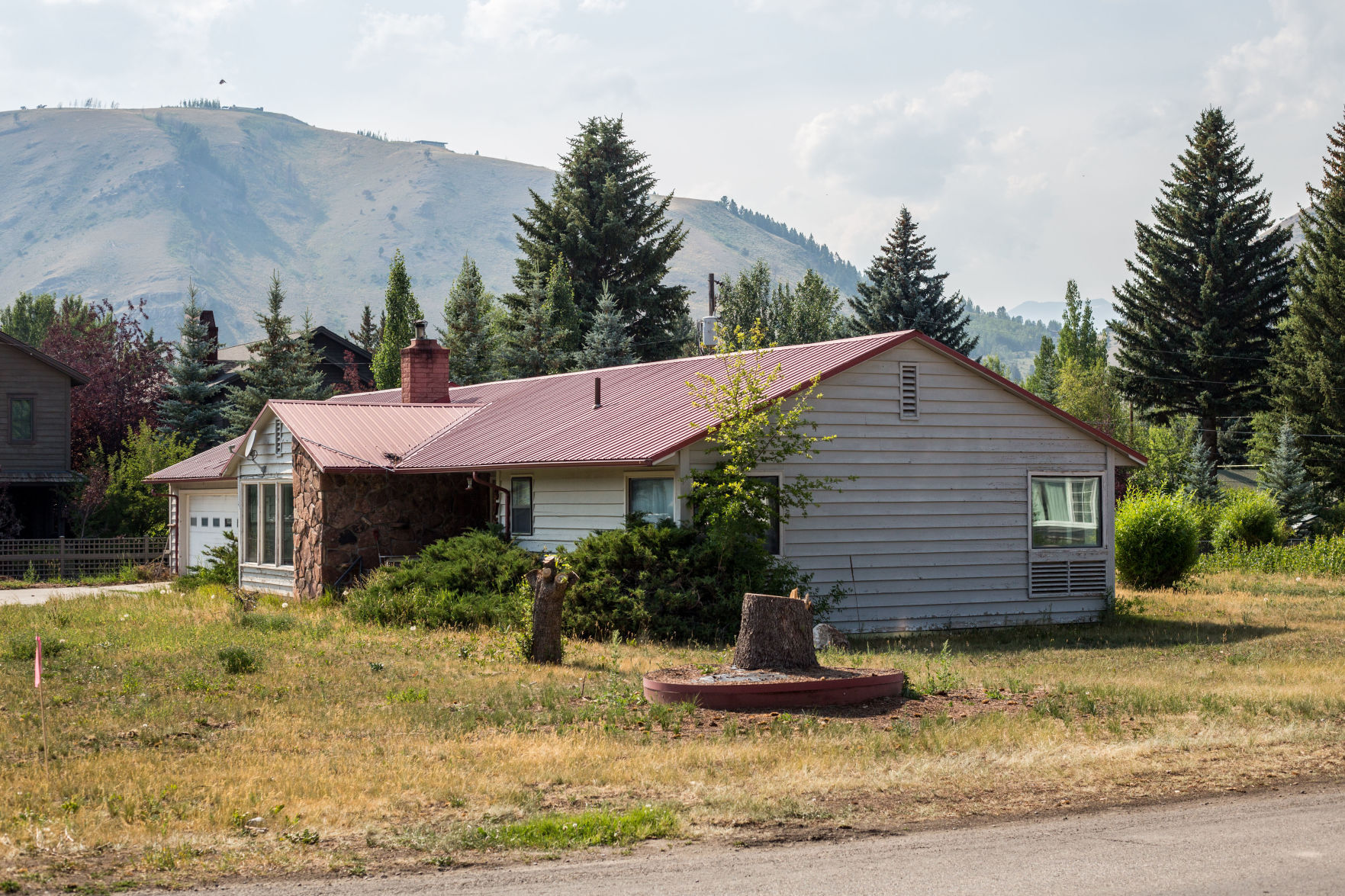 375 E. Deloney Ave.